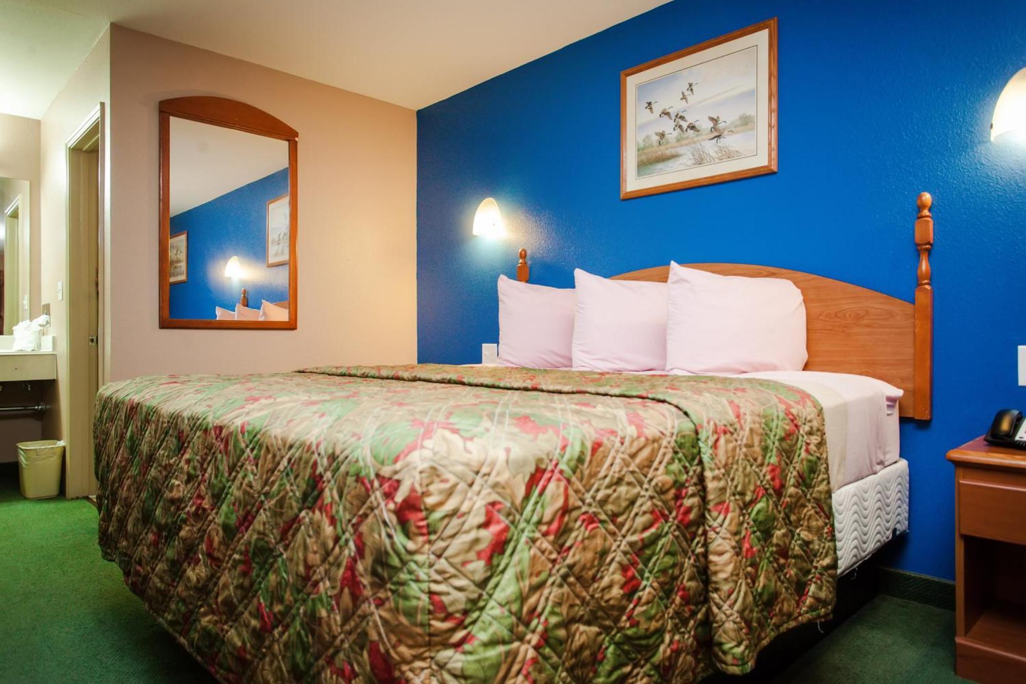Scottish Inn & Suites Hankamer Szoba fotó